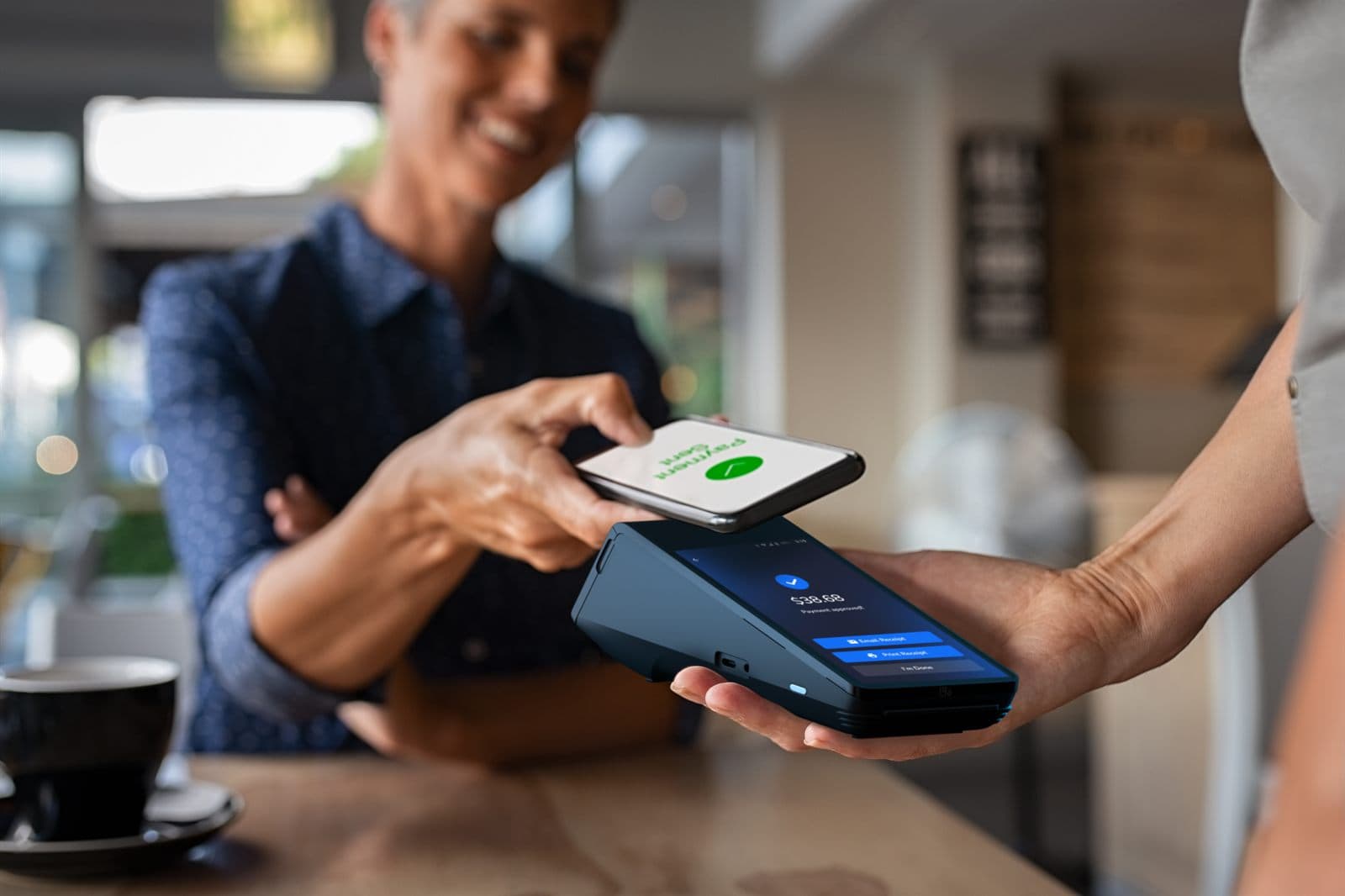 Guest making a contactless payment on a Shift4 Duo device